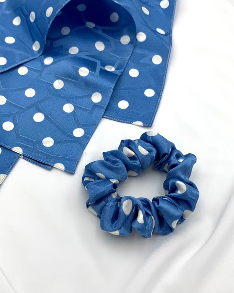 Хустинка 100% італійський шовк MALLOW Silk та в подарунок резиночка, забарвлення: білий горох на блакитному 1078 фото