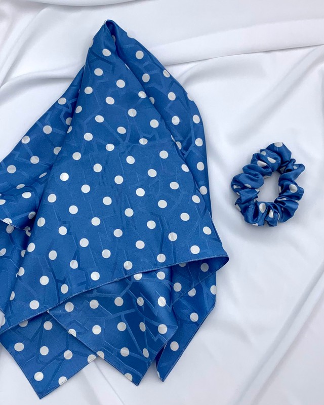 Хустинка 100% італійський шовк MALLOW Silk та в подарунок резиночка, забарвлення: білий горох на блакитному 1078 фото