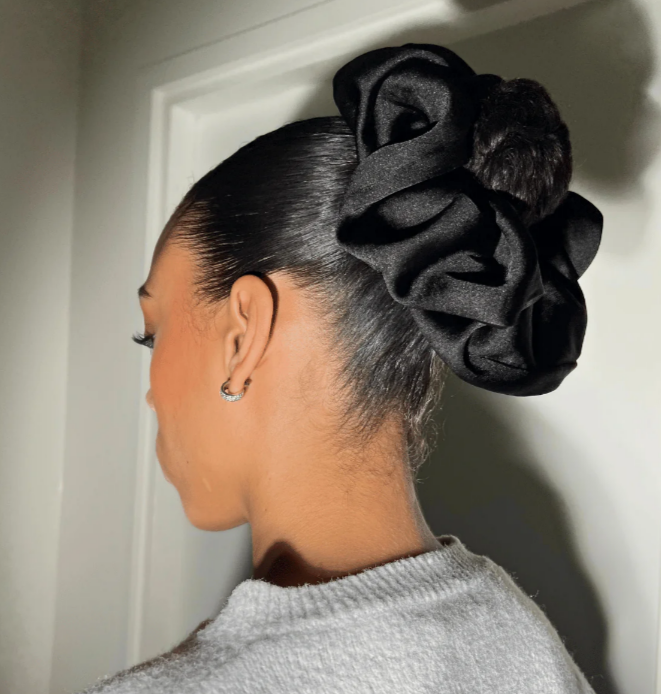 Резинка атласний шовк XXL Black Pillow Scrunchie Umberto Giannini 6878 фото